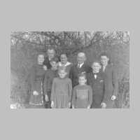 029-1001 Klein Michelau - Die Familie Otto Braun anlaesslich der Konfirmation von Gerhard Braun im Jahre 1953.jpg
